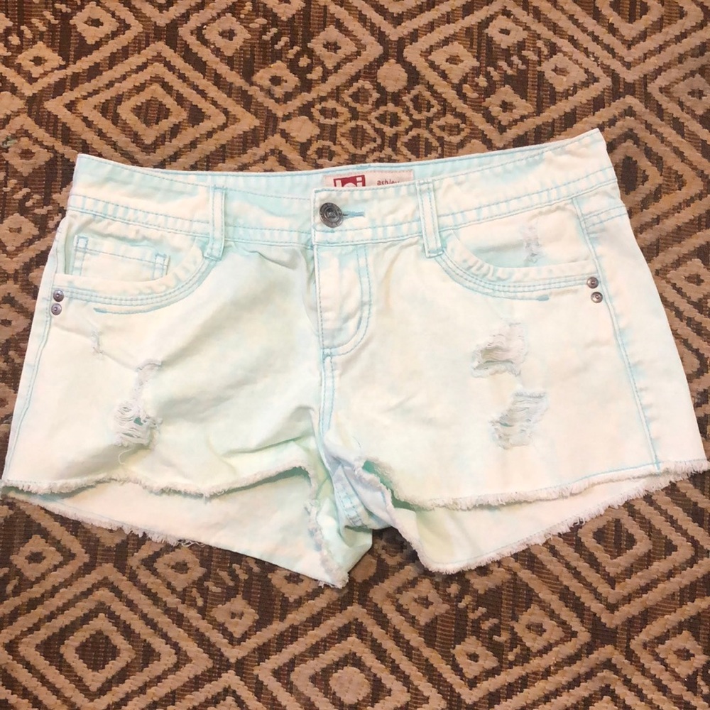 Light green l.e.i. ashley lowrise shorts size 11